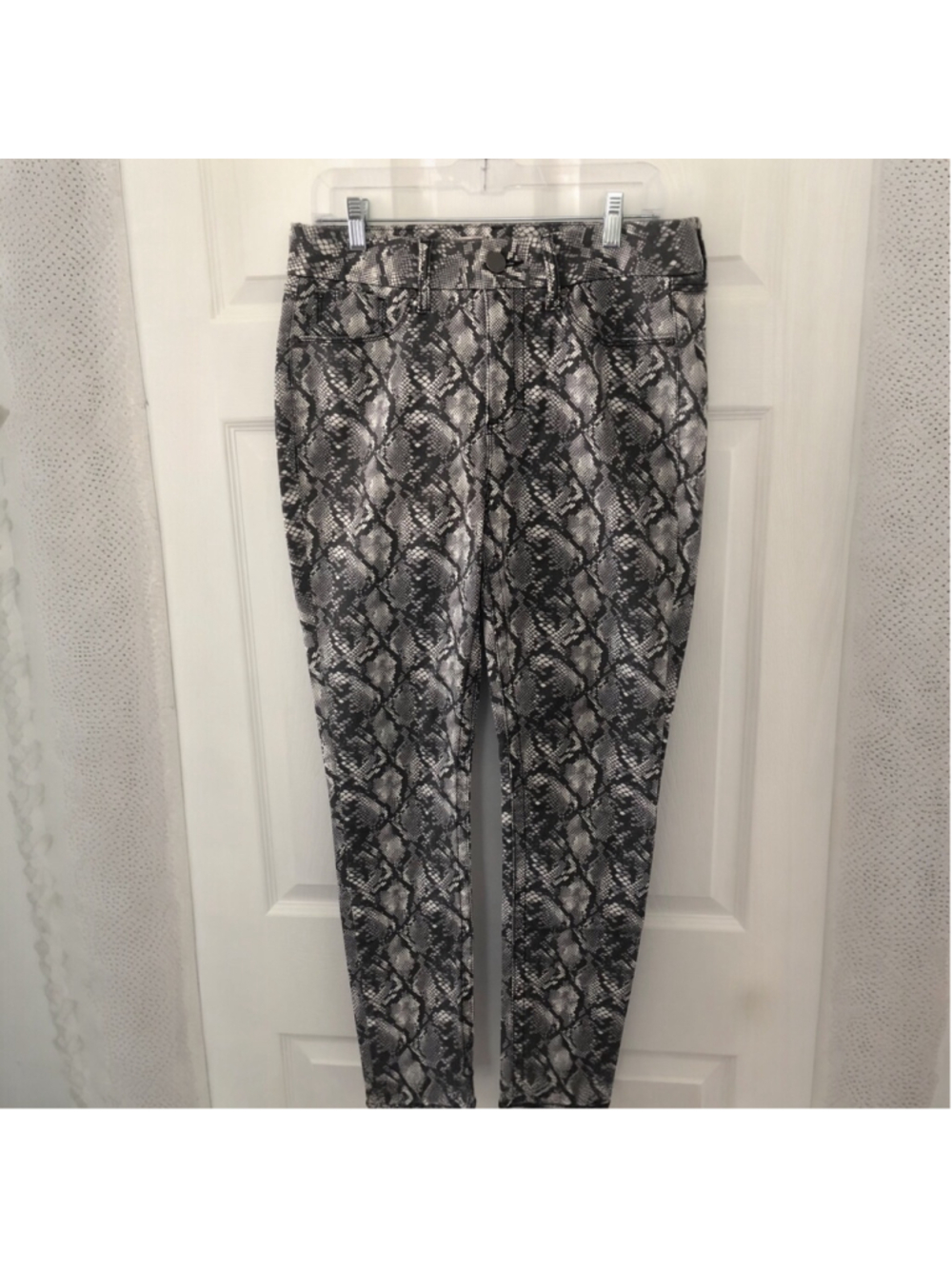 Size 10 Seven7 Jeans Neutral Gray Snakeskin Print Retro Moody Edgy Streetwear